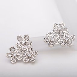 ピアス 両耳用 キュービックジルコニア 真鍮 ホワイト シルバー スタッド メレ 上品 エレガント おしゃれ 可愛い かわいい きれいめ モチーフ フラワー 花 e13121401