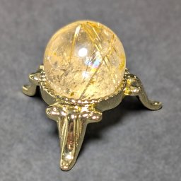 【虹が見える】ゴールドタイチンルチルスフィア 20ミリ 台座＆ボックス付 幸運・チャンスを引き寄せる 最強針水晶 浄化作用 パワーストーン 置物 オブジェ 天然石 贈り物 ギフト プレゼント