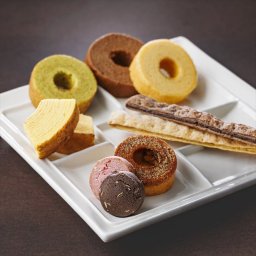 しあわせを、少しずつ重ねて。幸せの輪が広がる贈りもの。カットバウム＆スイーツアソートA バウムクーヘン CS-01 記念品 引出物 粗品 ブライダル 結婚式 プレゼント 母の日 父の日 クリスマス バレンタインデー