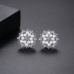 ピアス 両耳用 キュービックジルコニア ホワイト 真鍮 シルバー スタッド モチーフ イミテーションパール 人工パール 花 フラワー e19112848