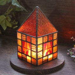 《送料無料》【ネコがいるカラフルなお家／ダークイエロー】ステンドグラス・ランプ（LEDライト付）