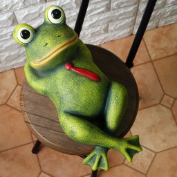 ポルトガル製 かえる グリーン カエル 置物 オブジェ 赤 リボン ネクタイ テラコッタ製 縁起物 ラッキーアイテム アンティーク調 ガーデンオブジェ 36cm 幸せ 【ゴロゴロカエル】 輸入雑貨 pto-1003g