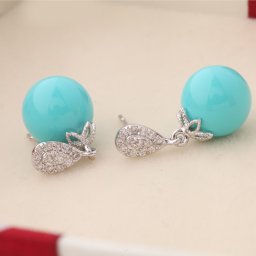 ピアス 両耳用 キュービックジルコニア ブルー ピンク レッド 真鍮 シルバー スタッド 揺れる ゆれる おしゃれ 可愛い かわいい きれいめ ボール e14082305