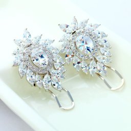 ピアス 両耳用 キュービックジルコニア ホワイト 真鍮 シルバー スタッド 上品 エレガント 大人 おしゃれ きれいめ モチーフ フラワー 花 バネ式 e15120210