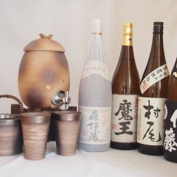 信楽焼・明山窯　焼酎サーバー　火色金小紋　2200ｃｃ(滋賀県)+萬古焼・備前金彩焼酎ペアカップ 氷入れ(三重県)+芋焼酎 魔王 森伊蔵 村尾 佐藤黒 1800ml