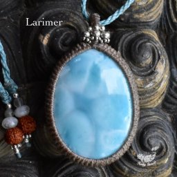 【天然石】【ハンドメイド】海色の大きな花★大粒ラリマー　マクラメペンダント lary003【ハンドメイドネックレス】 【カジュアル】【フォーマル】【レディース】【男女兼用】【タイ・ランタ島】【厳選した特別な天然石】【菊井みうず】【Miuzu Kikui】【マクラメ編み】funky garuda