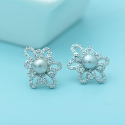 ピアス 両耳用 キュービックジルコニア イミテーションパール 真鍮 ホワイト シルバー スタッド メレ 可愛い かわいい モチーフ フラワー 花 パヴェ e16092919