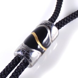 【工房限定オリジナル商品】伊万里焼　ループタイ[送料無料]メンズ　レディース 男女兼用 黒色　ベース　プラチナ合金　焼付けデザイン　人気商品　退職記念　贈り物　作品 外国人　お土産　プレゼント　記念品 アクセサリー　陶器　磁器　ギフト　誕生日プレゼント　記念日　敬老の日 還暦 喜寿 古希 退職祝い　父の日　母の日　和風 