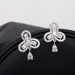ピアス 両耳用 キュービックジルコニア ホワイト ブルー グリーン レッド 真鍮 シルバー スタッド 揺れる ゆれる モチーフ 三つ葉 クローバー e13112902