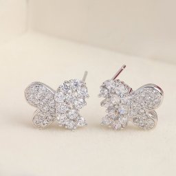 ピアス 両耳用 キュービックジルコニア ホワイト 真鍮 シルバー スタッド エレガント おしゃれ 可愛い かわいい きれいめ モチーフ 蝶 バタフライ e14092004