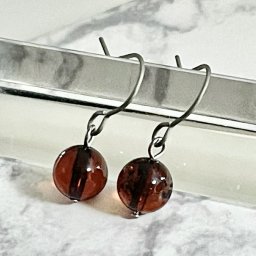 新商品【受取楽々メール便配送　ギフト対応でお届け】金属アレルギー対応 チタンピアス 高純度チタン 琥珀 こはく アンバー コハク 茶色 濃い色 天然石 パワーストーン 化石 シンプル チタン製 揺れるデザイン ゆれる シンプル 6ミリ 小粒 小さめ 華奢 可愛い 大人 上品