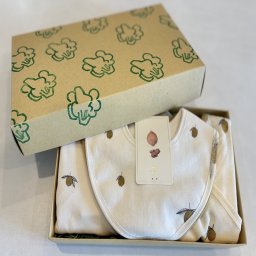 【大人気レモン柄bodyロンパースとスタイ２枚組の３点セット】【北欧ブランド Konges Sloejd コンゲススロイド】【ギフト販売】ご出産祝い クリスマス 誕生日ギフトにおすすめ 男の子 女の子  出産ギフト　出産祝い　お誕生日プレゼント 送料無料(※一部地域を除く)