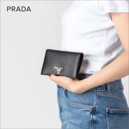 プラダ PRADA 1MV018 QWA F0002 二つ折り財布 レディース 財布 サフィアーノレザー ミニ財布 ウォレット コンパクト 折り畳み ブランド おしゃれ プレゼント ギフト 贈り物 シンプル 誕生日 記念 お祝い ブラック