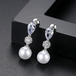 ピアス 両耳用 キュービックジルコニア 真鍮 ホワイト シルバー スタッド 揺れる ゆれる ぶら下がり ロング 上品 大きめ 大ぶり イミテーションパール e18042401