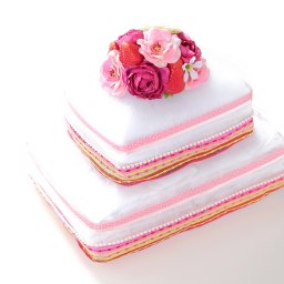 送料無料！【Juna pets ペットシーツケーキ PetitBerry 2段】GIFTに最適♪まるでCAKEのようなキュートな見た目でしょ？実はこれ！ペットシーツを使った実用性抜群のペットシーツケーキ♪