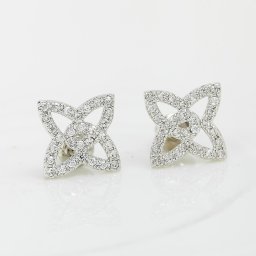 ピアス 両耳用 キュービックジルコニア ホワイト 真鍮 シルバー スタッド おしゃれ 可愛い かわいい きれいめ モチーフ フラワー 花 レリーフ e14121305