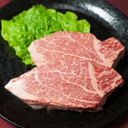 近江牛ヒレステーキ(シャトーブリアン）2枚入合計250ｇ【化粧箱入】母の日 父の日 近江牛 誕生日 記念日 内祝い 結婚祝い 出産祝い 卒業祝い 就職祝い 合格祝い 日本三大和牛 ギフト 贈り物 和牛 お中元 お歳暮【送料無料※一部地域を除く】