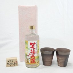 贈り物ギフトセット 榮田 清峰作直筆メッセージ木片付ペアカップセット(陶芸作家安藤嘉規作 日本製萬古焼き) 麦焼酎 笑福来運金箔入り 25°老松酒造 720ml(大分県)