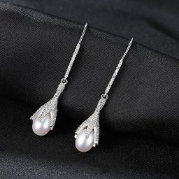 ピアス 両耳用 キュービックジルコニア 淡水パール シルバー925 ホワイト シルバー フック 中粒 揺れる ゆれる ぶら下がり ロング 上品 エレガント 大人 pe0116