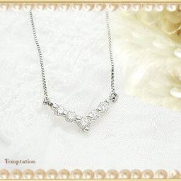 【完全無色透明Fカラー】K18YG/PG/WG【0.3ct】V字 ダイヤモンド ペンダント ネックレス『レオナール』 ［SIクラス F～Dカラー 無色透明 GOOD～VERYGOOD］ハートアンドキューピット V字 ライン 結婚 誕生日 記念日 10年 10周年 可愛い【送料無料】     LPN-309B