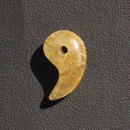 【天然石ギフト】 天然石勾玉 「金針の繊細な輝きとひとすじのタイ」ンルチルの輝き 」 ゴールド ルチルクォーツ 一点物 「ＫＭｒ49」お守り 願い叶える ブレスレット 特別な 誕生日プレゼント 天然石好きへ 無料ラッピング