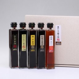 スタイリッシュなスリム角瓶入り。おいしさとともにちょっと上質な空間を演出します。蔵からの贈り物 F-１ 有限会社二反田醤油店中津工場・大分県