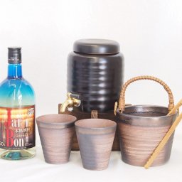 本格焼酎サーバー1000cc(18cm×24cm 1kg)萬古焼ペアカップ氷入れ竹トングセットとうもろこし100%長期熟成焼酎ジャーボン30度（宮崎県） 720ml×1本