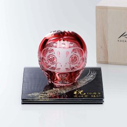 KAGAMI カガミクリスタル 江戸切子 祝だるま（小） 10cm・伊と幸 シルクガラス 台座 黒染金彩墨描 15×15cm オリジナルセット 名入れ彫刻代込み 絹ガラス 名入れ ギフト プレゼント 祝い 誕生日 だるま 還暦 企業 受賞 刻印 法人 記念品 開店 置物