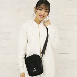 Reebok リーボック ロゴテープ ミニショルダーバッグ メンズ レディース ショルダーバッグ 斜めがけバッグ 縦型 たて型 ブランド ロゴ入り ARB1043 目玉商品 ブランドバッグ ポンプヒューリー イージートーン ギフト  敬老の日 プレゼント ギフト