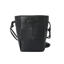 ボッテガヴェネタ BOTTEGA VENETA バッグ ミニ クロスボディバッグ 斜めがけショルダーバッグ マキシイントレチャート カセット バケットバッグ 680217 VCQC4 8425 レディース ブラック系 本革 レザー