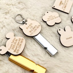 【選べるデザイン】防災キーホルダー＋防災ホイッスル　　もしもの備え 名入れ 電話番号 住所 血液型 刻印 震災 防犯 地震 救援 笛 SOS アウトドア キャンプ 登山 ストラップ 迷子札