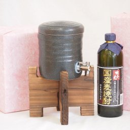 国産美濃焼 焼酎サーバー1200cc木代付セット(13.5×15.5cm 1.6kg)井上酒造 国産麦焼酎 独奏会りさいたる27° (大分県) 720ml