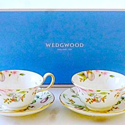 ウエッジウッドWEDGWOOD　スウィートプラム　ティーカップ＆ソーサー　ピオニー　ペア（ブランドボックス付き）【御結婚御祝・内祝・新築御祝・還暦御祝・御礼・寿・ギフト包装可能】