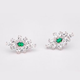 ピアス 両耳用 キュービックジルコニア ホワイト ブルー グリーン レッド 真鍮 シルバー スタッド 上品 エレガント 大きめ 大ぶり フラワー 花 e13102601