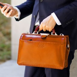 小さい ビジネスバッグ メンズ ダレスバッグ 本革 ビジネス 黒 日本製 サドル 牛革 木手 大開き ドクターズ ローヤーズ バッグ ブラック ショルダー 斜めかけ 通勤 おしゃれ 仕事 パソコン 書類 鞄 かばん ギフト プレゼント (07000451r) クリスマス バレンタイン 父の日 女性 定年退職 バレンタイン 成人祝い
