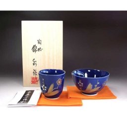 【有田焼 陶芸家 藤井錦彩作】瑠璃釉金彩梅絵茶碗・湯呑みセット 文字入れ可能な木箱入り（御祝い・父の日・母の日・贈り物・記念品・長寿・メモリアル）
