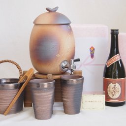 贈り物セット 信楽焼・明山窯焼酎サーバーセット 火色金小紋2200cc(滋賀県)+萬古焼・備前金彩焼酎ペアカップ 氷入れ(三重県)(大分県井上酒造 じざけや限定夢のひととき芋焼酎 23度 720ml)