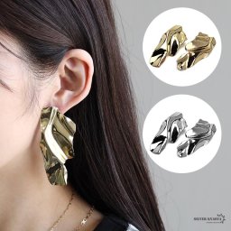ワイドピアス 不規則ギャザーピアス ゴールド シルバー 大きめ ビッグ 皺 しわ 寄せ 幅広 大ぶり 両耳2点セット 人気 トレンド 流行り お洒落 おしゃれ イヤリング