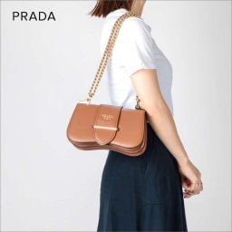 プラダ PRADA 1BD184 2AIX F0046 ショルダーバッグ シティカーフ レディース バッグ レザー ポシェット サコッシュ 斜めがけ 肩掛け 軽量 お出掛け バッグ 通勤 通学 旅行 クロスボディ プレゼント ギフト ロゴ チェーン 2WAY 誕生日 記念 お祝い ブラウン 