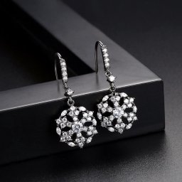 ピアス 両耳用 キュービックジルコニア 真鍮 ホワイト シルバー フック 揺れる ゆれる ぶら下がり エレガント 大人 おしゃれ モチーフ 雪の結晶 e170701905