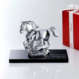 Baccarat バカラ 干支 馬 クリア・大理石 台座 20×12cm オリジナルセット 名入れ彫刻代込み 名入れ ギフト プレゼント 名前入り 贈り物 記念品 誕生日 還暦祝い 退職祝い 開店祝い 法人 お祝い 高級 ブランド オーダーメイド 彫刻 置物 2026 午