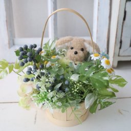 ふわふわわんこの癒しバスケットアレンジ　母の日　誕生日　ギフト　直送　メッセージ代筆可能　595