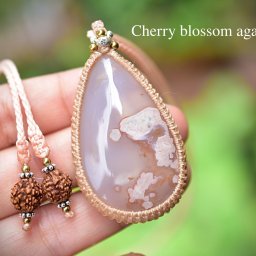 【天然石】【ハンドメイド】桜瑪瑙★大粒★チェリーブロッサムアゲート マクラメペンダント chey002【ハンドメイドネックレス】 【カジュアル】【フォーマル】【レディース】【男女兼用】【タイ・ランタ島】【厳選した特別な天然石】【菊井みうず】【Miuzu Kikui】【マクラメ編み】funky garuda