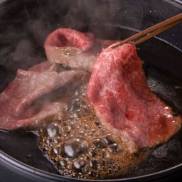 すき焼き肉 和牛 国産 牛肉 黒毛和牛 霜降り肉 贅沢 ブランド牛 A5等級 うねめ牛 モモ肉 すき焼き用 株式会社さくらやフーズ 福島県
