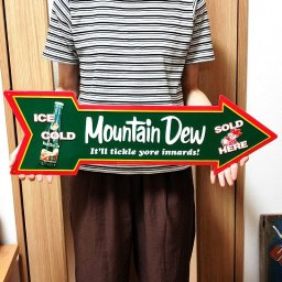ブリキ看板 マウンテンデュー エンボスメタルサイン アンティーク MOUNTAIN DEW ARROW ガレージ グリーン 目立つ プレート 壁飾り 正規ライセンス品 アメリカン 雑貨 インテリア おしゃれ 可愛い サーファー カフェ 店舗