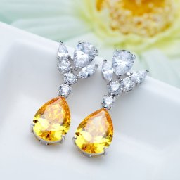 ピアス 両耳用 キュービックジルコニア イエロー 真鍮 シルバー スタッド ペア ドロップ 大粒 3本爪 揺れる ゆれる エレガント おしゃれ きれいめ e16081304