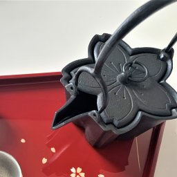 鉄 燗鍋 桜 螺鈿蓋付 酒注 かんなべ 鉄製 器 キッチン 食器 鉄瓶 さくら 花形 鍋 懐石道具 茶道具   鋳物 宮津商店 喜多庄兵衛