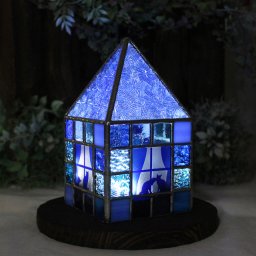 《送料無料》【ネコがいるカラフルなお家／ブルー】ステンドグラス・ランプ（LEDライト付）