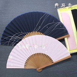 ★名入れ対応 ペアギフト 2本セット『【男女ぺあ扇子】fuwaぺあ 波＆桜 (ぺあ桐箱入り)』名入れ お揃い 結婚祝 おしゃれ 和風 プレゼント お祝 誕生日 記念日 お礼 日本土産 海外 周年記念