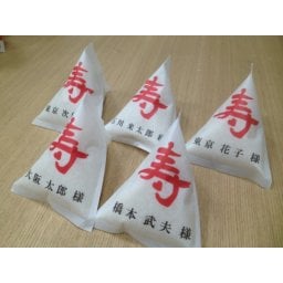 お米プチギフト【 席札バージョン 】【令和7年産三重県産コシヒカリ】　約1合タイプ 2色印刷(黒と赤) お米のノベルティグッズ 名入れ 景品 販促品 ご挨拶 プチギフト 内祝い お祝い 体重米 お米ギフト ギフト 贈り物 白米